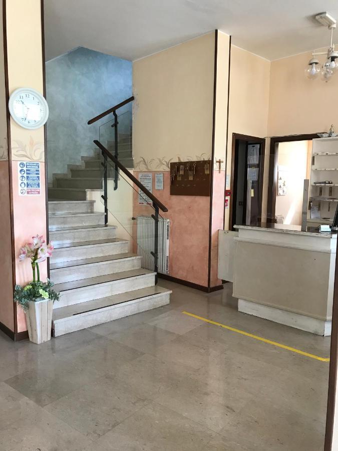 Albergo Villa Angela 토스콜라노마데노 외부 사진