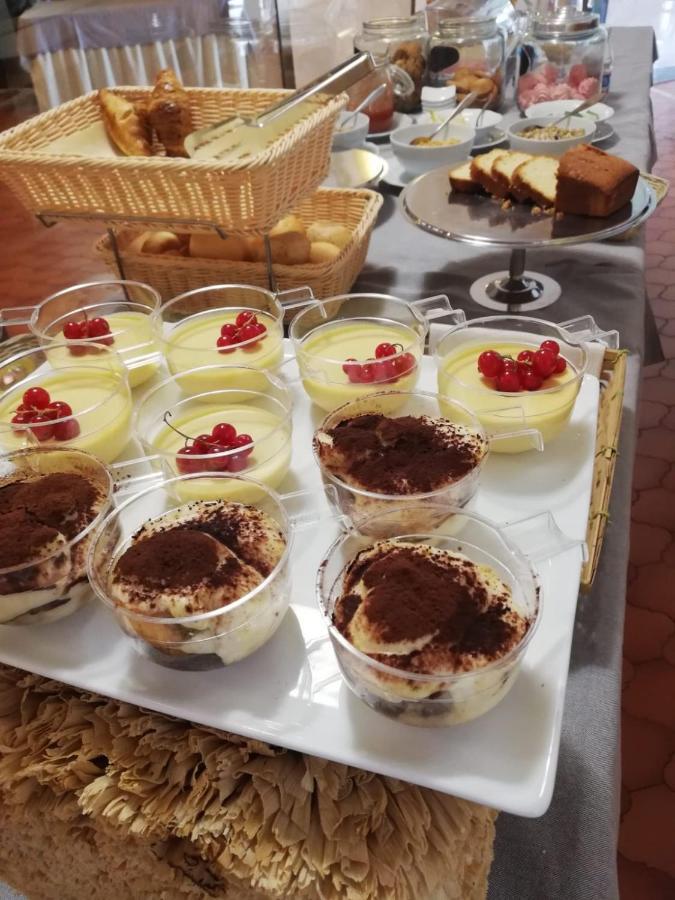 Albergo Villa Angela 토스콜라노마데노 외부 사진