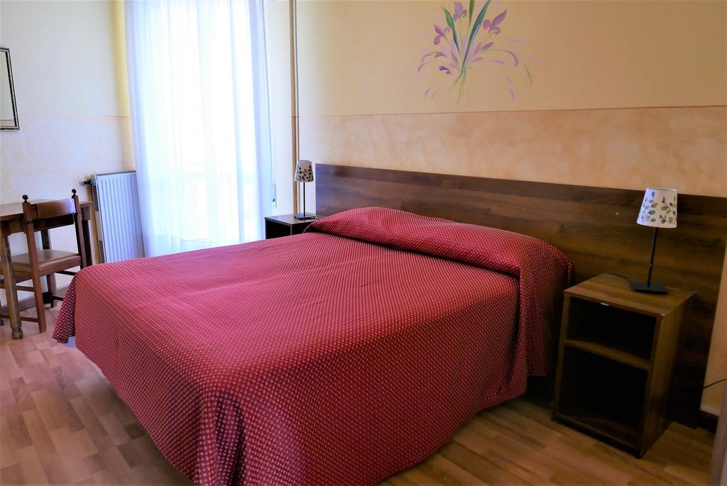 Albergo Villa Angela 토스콜라노마데노 외부 사진
