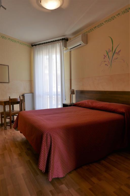 Albergo Villa Angela 토스콜라노마데노 외부 사진